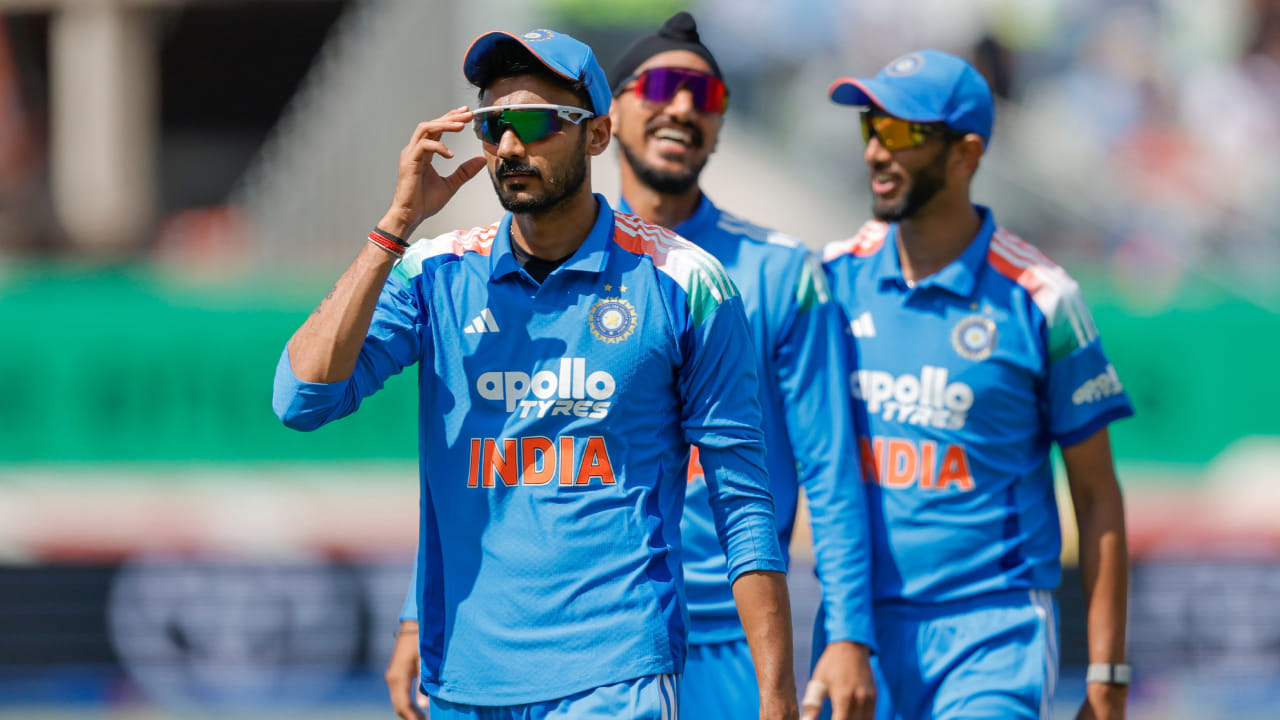 ಇದರೊಂದಿಗೆ, ಅಕ್ಷರ್ ಪಟೇಲ್ ಏಕದಿನ ಕ್ರಿಕೆಟ್ ಇತಿಹಾಸದಲ್ಲಿ 41 ಮತ್ತು 50 ನೇ ಓವರ್ಗಳ ನಡುವೆ ನಾಲ್ಕು ವಿಕೆಟ್ಗಳನ್ನು ಕಬಳಿಸಿದ ಎರಡನೇ ಭಾರತೀಯ ಸ್ಪಿನ್ನರ್ ಎನಿಸಿಕೊಂಡರು. ಸ್ಟಾರ್ ಆಲ್ರೌಂಡರ್ ರವೀಂದ್ರ ಜಡೇಜಾ 13 ವರ್ಷಗಳ ಹಿಂದೆ 2013 ರಲ್ಲಿ ಈ ಸಾಧನೆ ಮಾಡಿದ್ದರು. ಜಡೇಜಾ 2013 ರಲ್ಲಿ ಪೋರ್ಟ್ ಆಫ್ ಸ್ಪೇನ್ನಲ್ಲಿ ಶ್ರೀಲಂಕಾ ವಿರುದ್ಧದ ಕೊನೆಯ ಓವರ್ಗಳಲ್ಲಿ ನಾಲ್ಕು ವಿಕೆಟ್ಗಳನ್ನು ಕಬಳಿಸಿದ್ದರು(PC-BCCI X).