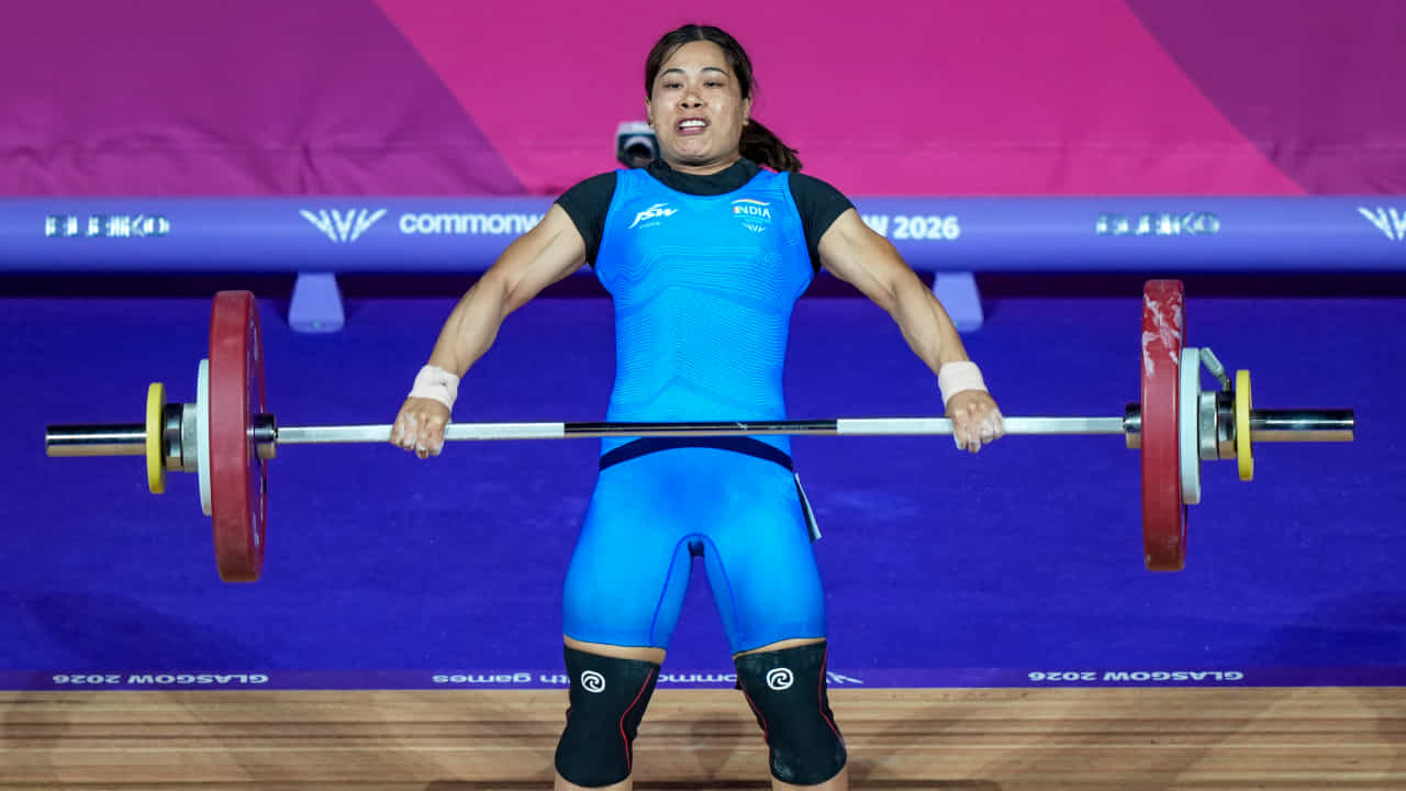 2026 ರ ಗ್ಲಾಸ್ಗೋ ಕಾಮನ್ವೆಲ್ತ್ ಕ್ರೀಡಾಕೂಟದಲ್ಲಿ ಭಾರತಕ್ಕೆ ಆರನೇ ಪದಕ ಲಭಿಸಿದೆ. ವೇಟ್ಲಿಫ್ಟಿಂಗ್ನಲ್ಲಿ ಬಿಂದಿಯಾರಾಣಿ ದೇವಿ 58 ಕೆಜಿ ವಿಭಾಗದಲ್ಲಿ ಕಂಚಿನ ಪದಕವನ್ನು ತನ್ನದಾಗಿಸಿಕೊಂಡಿದ್ದಾರೆ. ಸ್ನ್ಯಾಚ್ ಮತ್ತು ಕ್ಲೀನ್ ಮತ್ತು ಜರ್ಕ್ನಲ್ಲಿ ಒಟ್ಟು 199 ಕೆಜಿ ಎತ್ತುವ ಮೂಲಕ ಬಿಂದಿಯಾರಾಣಿ ಪದಕವನ್ನು ಖಚಿತಪಡಿಸಿದರು. ಇದಕ್ಕೂ ಮೊದಲು, ಅವರು ಬರ್ಮಿಂಗ್ಹ್ಯಾಮ್ ಕಾಮನ್ವೆಲ್ತ್ ಕ್ರೀಡಾಕೂಟದಲ್ಲಿ ಬೆಳ್ಳಿ ಪದಕವನ್ನು ಗೆದ್ದಿದ್ದರು(PC-PTI).