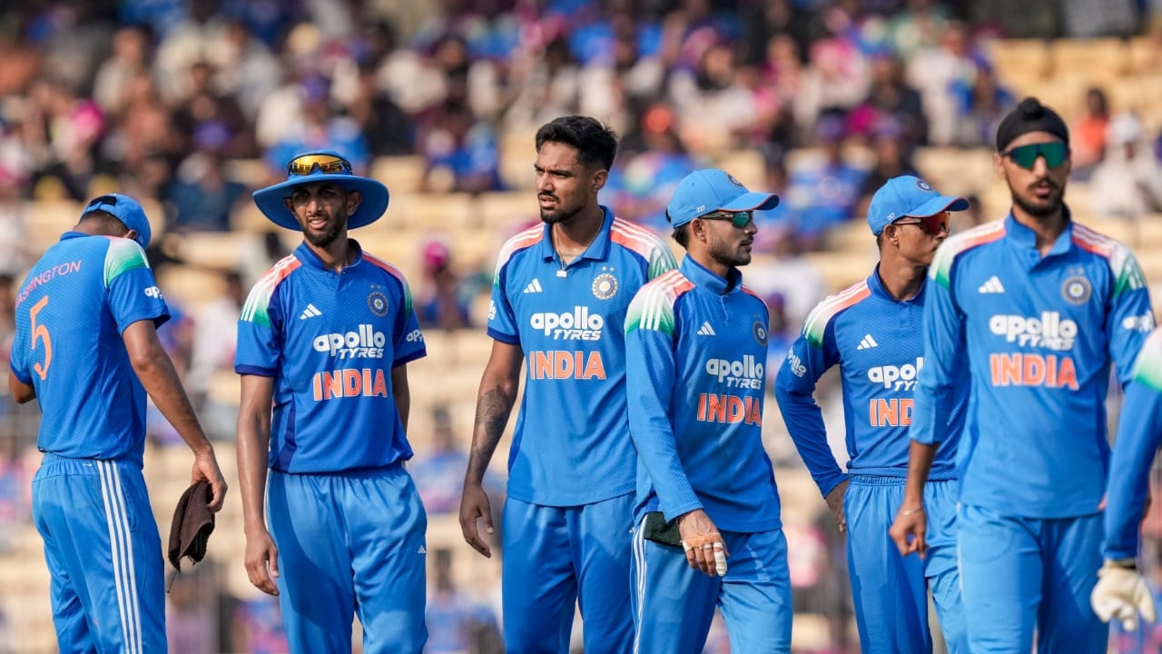 ಆರಂಭಿಕರಿಬ್ಬರ ವಿಕೆಟ್ ಪತನದ ಬಳಿಕ ಇಂಗ್ಲೆಂಡ್ ತಂಡದ ಬ್ಯಾಟಿಂಗ್ ಸಂಪೂರ್ಣ ಕುಸಿಯಿತು. ಹೀಗಾಗಿ ಇಂಗ್ಲೆಂಡ್ ತಂಡಕ್ಕೆ ಪೂರ್ಣ 50 ಓವರ್ಗಳನ್ನು ಆಡಲು ಸಾಧ್ಯವಾಗಲಿಲ್ಲ. ಅಂದರೆ ಬ್ರಾರ್ ತೆಗೆದ ಮೊದಲ ಎರಡು ವಿಕೆಟ್ಗಳು ಇಂಗ್ಲೆಂಡ್ ಸೋಲಿಗೆ ಪ್ರಮುಖ ಕಾರಣವಾಗಿದ್ದವು. ಆದರೆ ಅದೇ ಪಂದ್ಯದಲ್ಲಿ ಬ್ರಾರ್ ಮಾಡಿದ ಅದೊಂದು ತಪ್ಪು ಅವರನ್ನು ಐಸಿಸಿಯಿಂದ ದಂಡನೆಗೆ ಗುರಿಯಾಗುವಂತೆ ಮಾಡಿದೆ(PC-PTI).