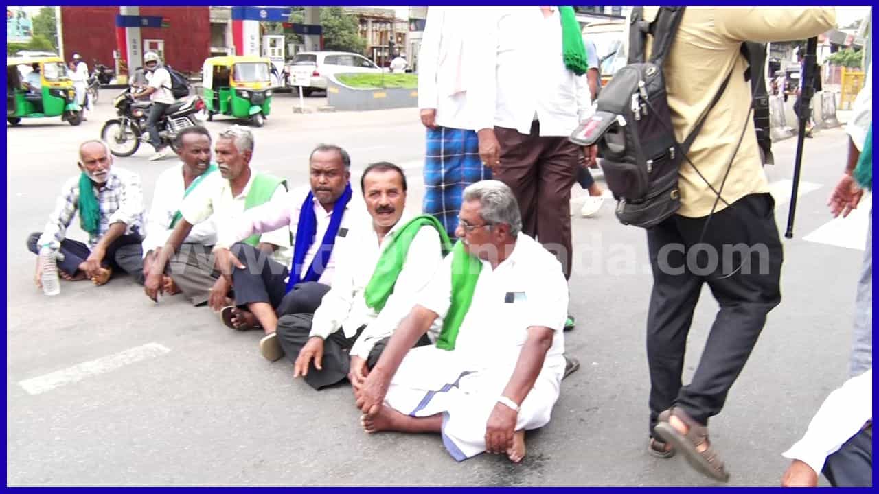 ಕಾವೇರಿ ನೀರು ಬಿಡಲು ವಿರೋಧ: ಮಂಡ್ಯದಲ್ಲಿ ರೈತರ ಆಕ್ರೋಶ, ರಾಜ್ಯಾದ್ಯಂತ ಪ್ರತಿಭಟನೆಯ ಕಿಚ್ಚು ಕಾವೇರಿ ನೀರು ಬಿಡಲು ವಿರೋಧ: ಮಂಡ್ಯದಲ್ಲಿ ರೈತರ ಆಕ್ರೋಶ, ರಾಜ್ಯಾದ್ಯಂತ ಪ್ರತಿಭಟನೆಯ ಕಿಚ್ಚು
