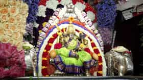 ಮೂರನೇ ಆಷಾಢ ಶುಕ್ರವಾರದ ನಿಮಿತ್ತ ವಿಶೇಷ ಅಲಂಕಾರದಲ್ಲಿ ಕಂಗೊಳಿಸಿದ ಮೈಸೂರಿನ ಚಾಮುಂಡೇಶ್ವರಿ ದೇಗುಲ