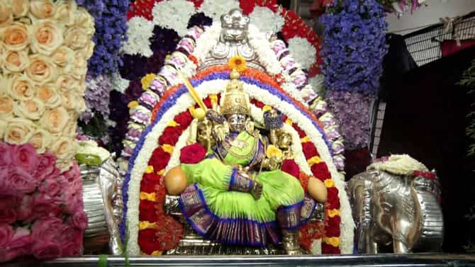 ಮೂರನೇ ಆಷಾಢ ಶುಕ್ರವಾರ: ಚಾಮುಂಡೇಶ್ವರಿ ದೇಗುಲಕ್ಕೆ ವಿಶೇಷ ಅಲಂಕಾರ