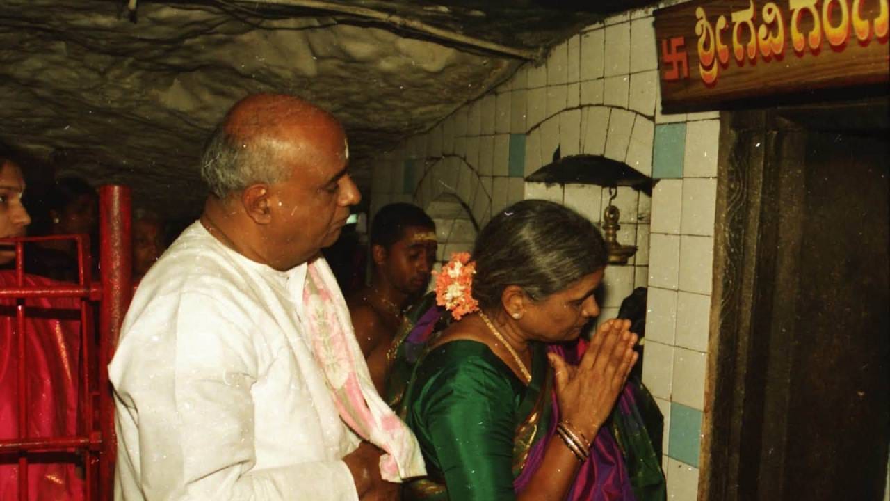 ದೇವೇಗೌಡರ ಕುಟುಂಬ ಅತ್ಯಂತ ದೈವಭಕ್ತ. ಅಂತಹ ಕುಟುಂಬಕ್ಕೆ ಪರಮ ದೈವಭಕ್ತೆ ಚೆನ್ನಮ್ಮ ಕೂಡ ದೈವಿ ಶಕ್ತಿಯನ್ನೇ ತುಂಬಿದ್ದರು. ತಮ್ಮ 85 ವರ್ಷ ವಯಸ್ಸಲ್ಲೂ ದೇವಸ್ಥಾನ, ಅದು ಇದು ಅಂತಾ ಲವಲವಿಕೆಯಿಂದಲೇ ಚೆನ್ನಮ್ಮ ಇದ್ದರು. (ಚಿತ್ರ ಕೃಪೆ: Dinesh Hirisave Basavaiah)