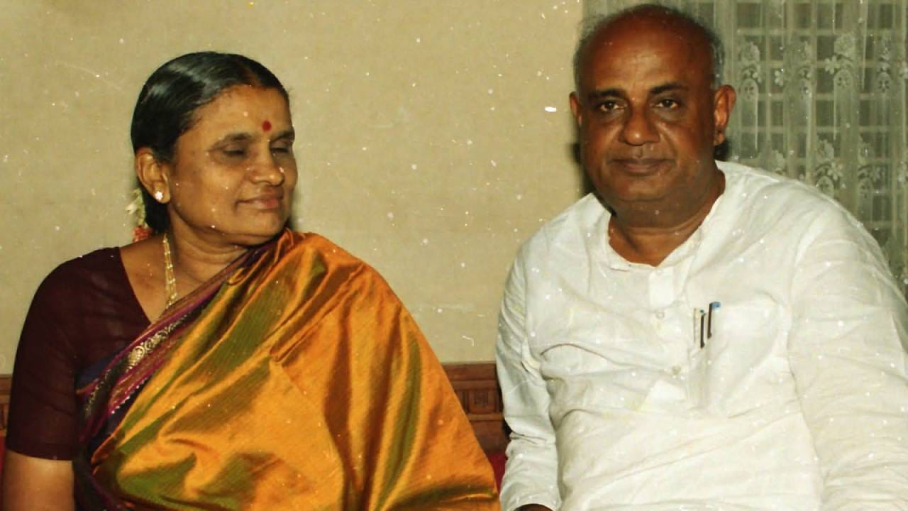 ನಾಲ್ಕು ದಿನಗಳಿಂದ ಆಸ್ಪತ್ರೆಯಲ್ಲಿ ಚಿಕಿತ್ಸೆ ಪಡೆಯುತ್ತಿದ್ದ ಮಾಜಿ ಪ್ರಧಾನಿ ಹೆಚ್ಡಿ ದೇವೇಗೌಡರ ಪತ್ನಿ ಚೆನ್ನಮ್ಮ ಇಂದು ವಿಧಿವಶರಾಗಿದ್ದಾರೆ. ಸಂಜೆ ಇಂಥದ್ದೊಂದು ಸುದ್ದಿ ಬರಸಿಡಿಲಿನಂತೆ ಬಂದೆರಗುತ್ತಿದ್ದಂತೆ ಇಡೀ ದೇವೇಗೌಡರ ಕುಟುಂಬ ಕಣ್ಣೀರಾಗಿದೆ. (ಚಿತ್ರ ಕೃಪೆ: Dinesh Hirisave Basavaiah)