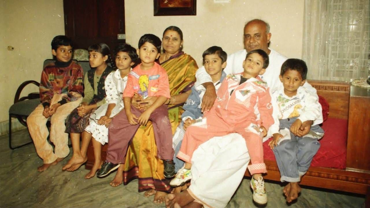 ದೇವೇಗೌಡ ಮತ್ತು ಚೆನ್ನಮ್ಮ ದಂಪತಿಗೆ ಆರು ಮಕ್ಕಳು ಮತ್ತು 9 ಮೊಮ್ಮಕ್ಕಳು. ತುಂಬು ಕುಟುಂಬದ ಮಹಾತಾಯಿಯಾದ ಚೆನ್ನಮ್ಮ ಎಲ್ಲಾ ಮಕ್ಕಳಿಗೂ ಶಿಕ್ಷಣ ಸಂಸ್ಕಾರ, ಸಂಸ್ಕೃತಿ ಕಲಿಸಿದ ಅಪ್ಪಟ ಭಾರತೀಯ ನಾರಿ. (ಚಿತ್ರ ಕೃಪೆ: Dinesh Hirisave Basavaiah)