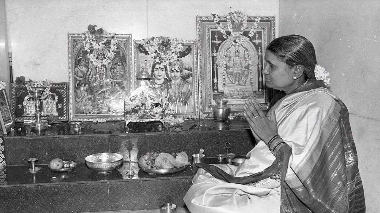 ಸ್ವಗ್ರಾಮದಲ್ಲಿ ಮೂರು ದೇವಸ್ಥಾನ ಕಟ್ಟಿಸಿರುವ ಹೆಚ್ಡಿಡಿ ಧರ್ಮಪತ್ನಿ: ಚೆನ್ನಮ್ಮರ ದೈವಭಕ್ತಿಗೆ ಹುಟ್ಟೂರೇ ಸಾಕ್ಷಿ! ಸ್ವಗ್ರಾಮದಲ್ಲಿ ಮೂರು ದೇವಸ್ಥಾನ ಕಟ್ಟಿಸಿರುವ ಹೆಚ್ಡಿಡಿ ಧರ್ಮಪತ್ನಿ: ಚೆನ್ನಮ್ಮರ ದೈವಭಕ್ತಿಗೆ ಹುಟ್ಟೂರೇ ಸಾಕ್ಷಿ!