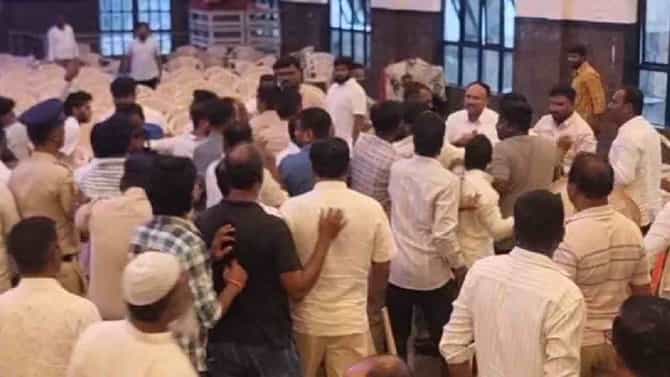ಚಿಕ್ಕಬಳ್ಳಾಪುರದಲ್ಲಿ ಕೈ ಕೈ ಮಿಲಾಹಿಸಿಕೊಂಡ ಕಾಂಗ್ರೆಸ್ ಕಾರ್ಯಕರ್ತರು