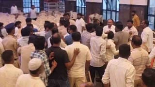 ಕೈ ಕೈ ಮಿಲಾಹಿಸಿಕೊಂಡ ಕಾಂಗ್ರೆಸ್ ಕಾರ್ಯಕರ್ತರು: ರಾಜೀವ್ ಗೌಡ ಬೆಂಬಲಿಗನಿಗೆ ಧರ್ಮದೇಟು