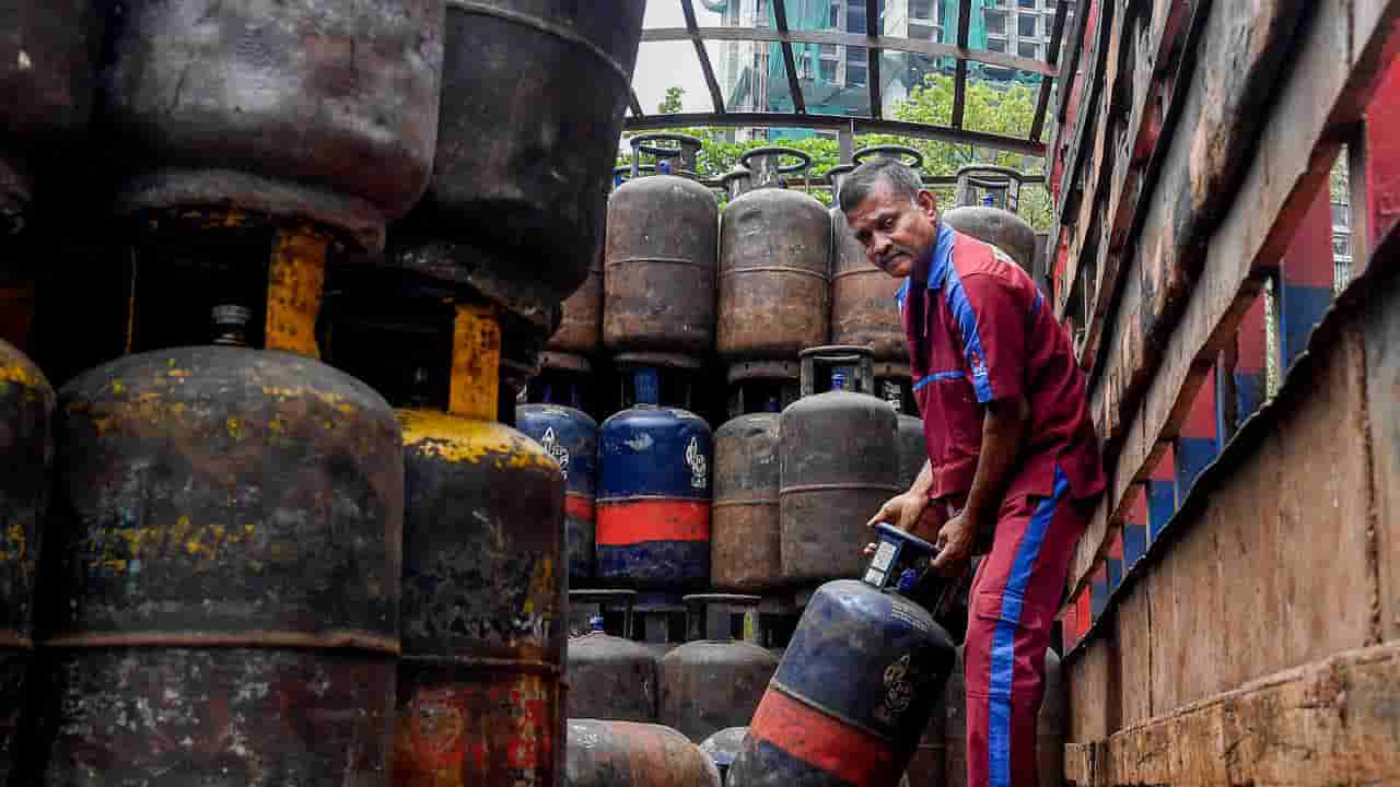LPG Cylinder Price: ವಾಣಿಜ್ಯ ಸಿಲಿಂಡರ್ ದರದಲ್ಲಿ 183.50 ರೂ ಇಳಿಕೆ! ಹೋಟೆಲ್ ಮಾಲೀಕರಿಗೆ ಬಿಗ್ ರಿಲೀಫ್