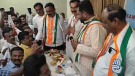 ಮಂಡ್ಯ: ಕೆ.ಆರ್.ಪೇಟೆ ಕಾಂಗ್ರೆಸ್ ಸಭೆಯಲ್ಲಿ ಕಾರ್ಯಕರ್ತರ ಹೈಡ್ರಾಮಾ, ಅಧ್ಯಕ್ಷರ ವಿರುದ್ಧ ಆಕ್ರೋಶ!