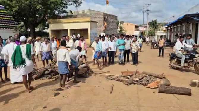 ಸ್ಮಶಾನವಿಲ್ಲದೆ ನಡುರಸ್ತೆಯಲ್ಲೇ ಶವಸಂಸ್ಕಾರಕ್ಕೆ ಮುಂದಾದ ಗ್ರಾಮಸ್ಥರು!