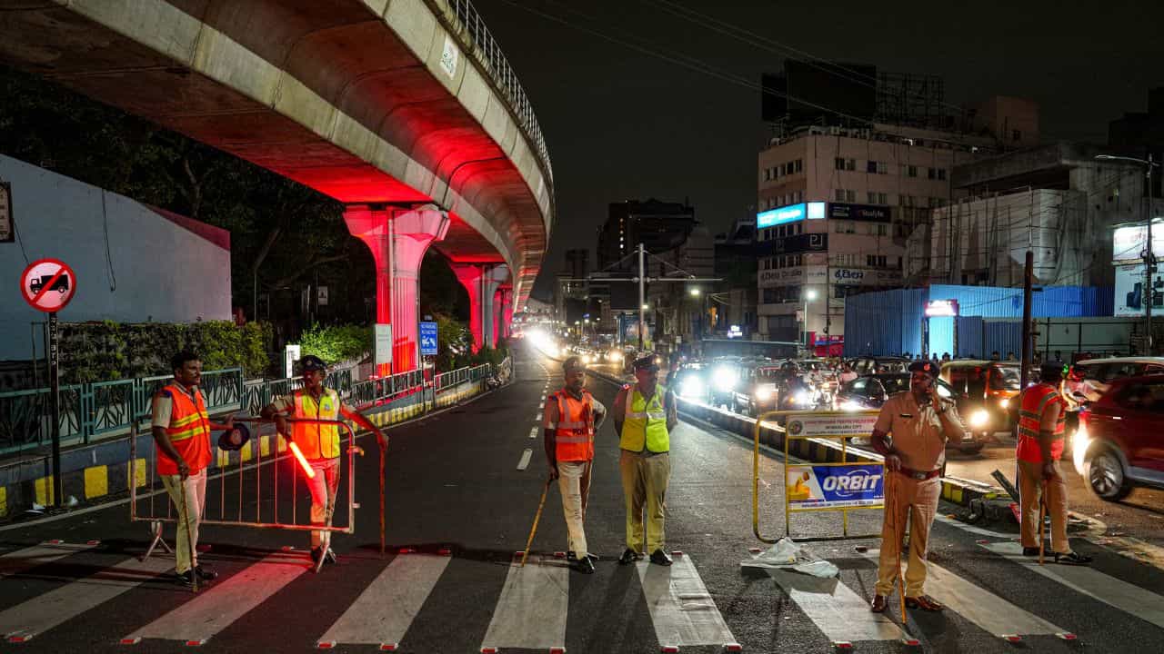 ಚಾಕು ತೋರಿಸಿ ಬಂಗಾಳ ಕಾರ್ಮಿಕರ ದರೋಡೆ: ಮೊಬೈಲ್, ನಗದು ದೋಚಿದ ದುಷ್ಕರ್ಮಿಗಳು ಚಾಕು ತೋರಿಸಿ ಬಂಗಾಳ ಕಾರ್ಮಿಕರ ದರೋಡೆ: ಮೊಬೈಲ್, ನಗದು ದೋಚಿದ ದುಷ್ಕರ್ಮಿಗಳು
