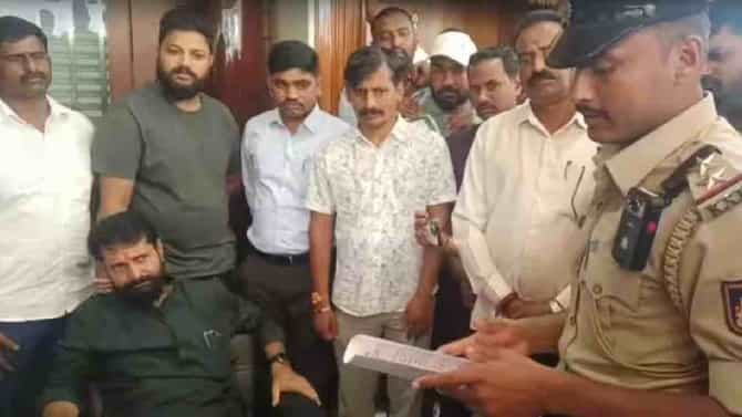 ಸಿಟಿ ರವಿ ನಿವಾಸಕ್ಕೆ ಪೊಲೀಸ್ರು ಅಂಟಿಸಿದ ನೋಟಿಸ್ ಕಿತ್ತೆಸೆದ​ ಕಾರ್ಯಕರ್ತರು