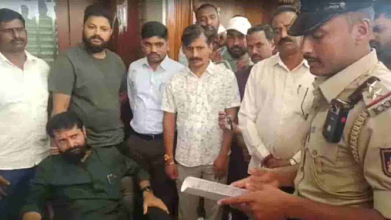 ಮುಲ್ಲಾಗಳಿಗೆ ಎದೆ ಸೀಳಿದ್ರೆ 3 ಅಕ್ಷರ ಬರಲ್ಲ ಹೇಳಿಕೆ ಕೇಸ್: ಸಿಟಿ ರವಿ ನಿವಾಸಕ್ಕೆ ನೋಟಿಸ್ ಅಂಟಿಸಿದ ಪೊಲೀಸ್