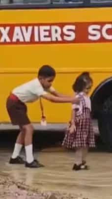 ಕೆಸರು ನೀರಿನಲ್ಲಿ ಕುಣಿದು ಕುಪ್ಪಳಿಸಿದ ಬಾಲಕಿಯ ಖುಷಿ ನೋಡಿ!