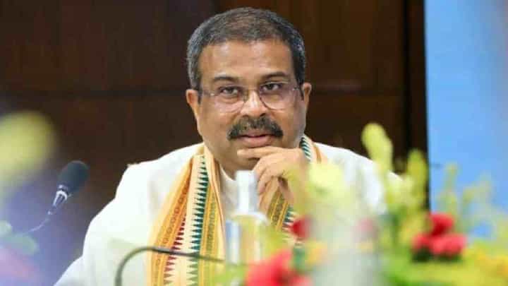 ಧರ್ಮೇಂದ್ರ ಪ್ರಧಾನ್ ಖಾತೆಯನ್ನು ನುಂಗಿದ 'ಜಿರಲೆ', ಕೊನೆಗೂ ರಾಜೀನಾಮೆ ಸಲ್ಲಿಕೆ ಧರ್ಮೇಂದ್ರ ಪ್ರಧಾನ್ ಖಾತೆಯನ್ನು ನುಂಗಿದ 'ಜಿರಲೆ', ಕೊನೆಗೂ ರಾಜೀನಾಮೆ ಸಲ್ಲಿಕೆ