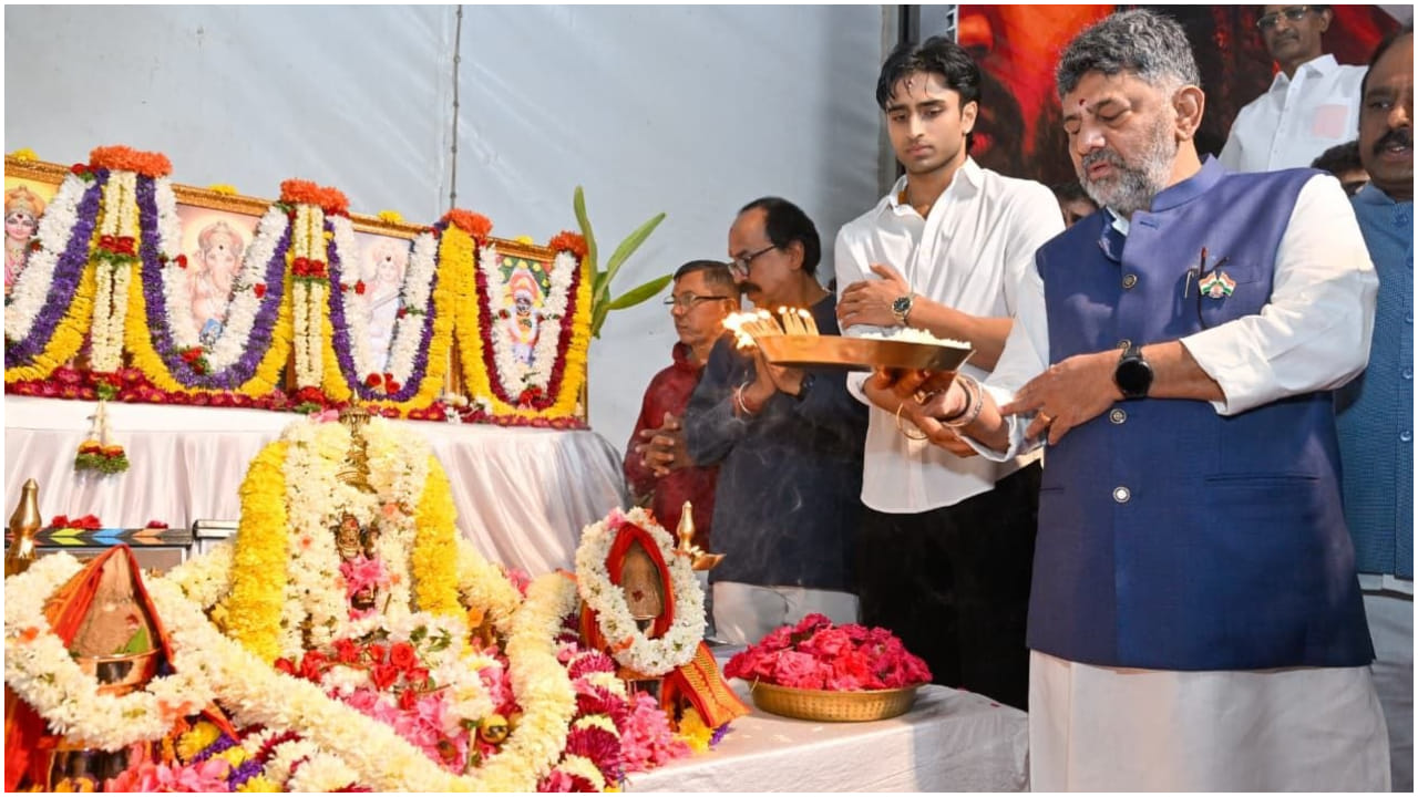 ‘ಸಿಪಿ ಯೋಗೇಶ್ವರ್ ಪುತ್ರ ಧ್ಯಾನ್ ಅವರಿಗೆ ಒಳಿತಾಗಲಿ. ಇತಿಹಾಸವನ್ನ ನೆನಪು ಮಾಡುವ ಕೆಲಸವನ್ನು ಧ್ಯಾನ್ ಮಾಡಲಿ. ತುಂಬು ಹೃದಯದಿಂದ ನಾನು ಆಶೀರ್ವಾದ ಮಾಡುತ್ತೇನೆ’ ಎಂದು ಡಿಕೆ ಶಿವಕುಮಾರ್ ಅವರು ಶುಭ ಕೋರಿದರು.