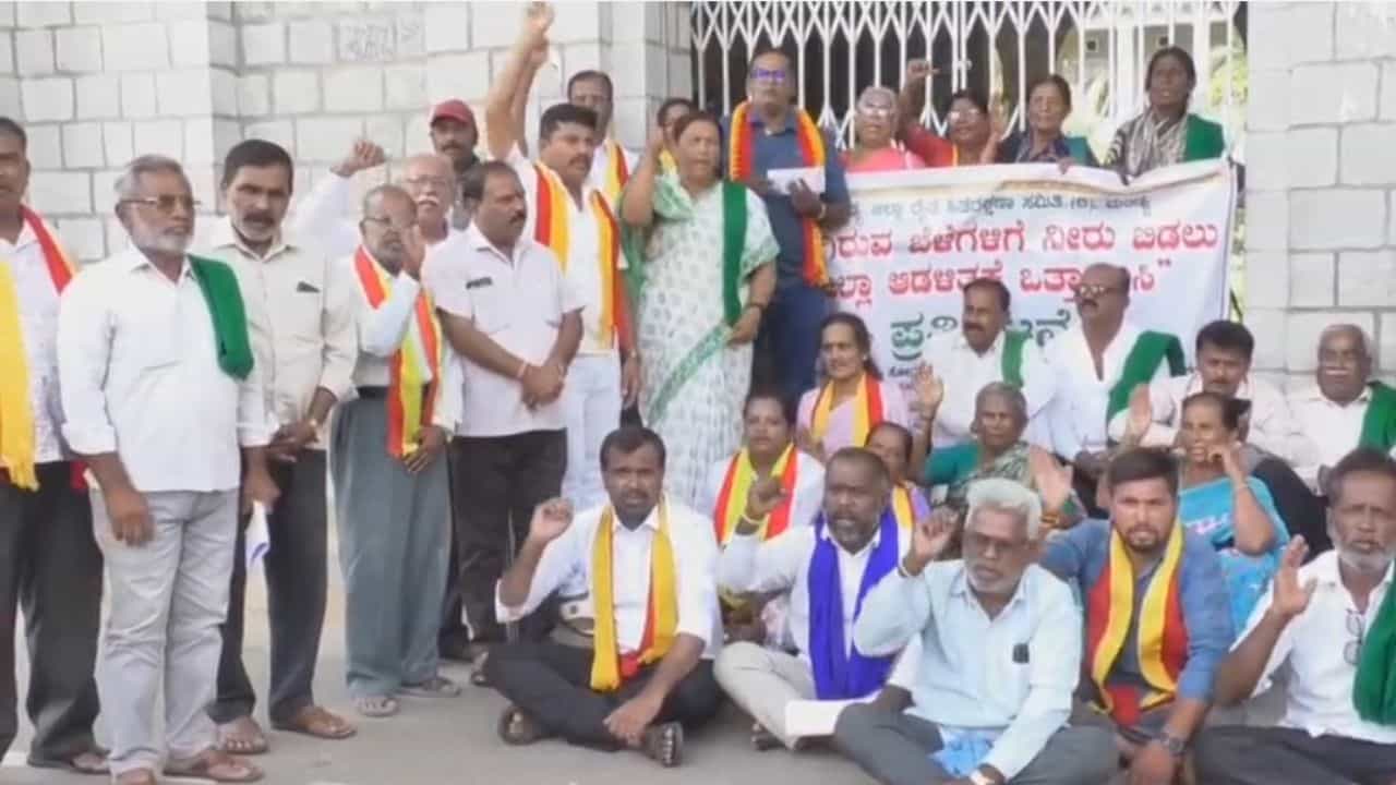 KRS ಡ್ಯಾಂನಿಂದ ನಾಲೆಗಳಿಗೆ ಹರಿಯದ ನೀರು: ಮಂಡ್ಯದಲ್ಲಿ ರೈತ ಸಂಘದಿಂದ ಪ್ರತಿಭಟನೆ KRS ಡ್ಯಾಂನಿಂದ ನಾಲೆಗಳಿಗೆ ಹರಿಯದ ನೀರು: ಮಂಡ್ಯದಲ್ಲಿ ರೈತ ಸಂಘದಿಂದ ಪ್ರತಿಭಟನೆ