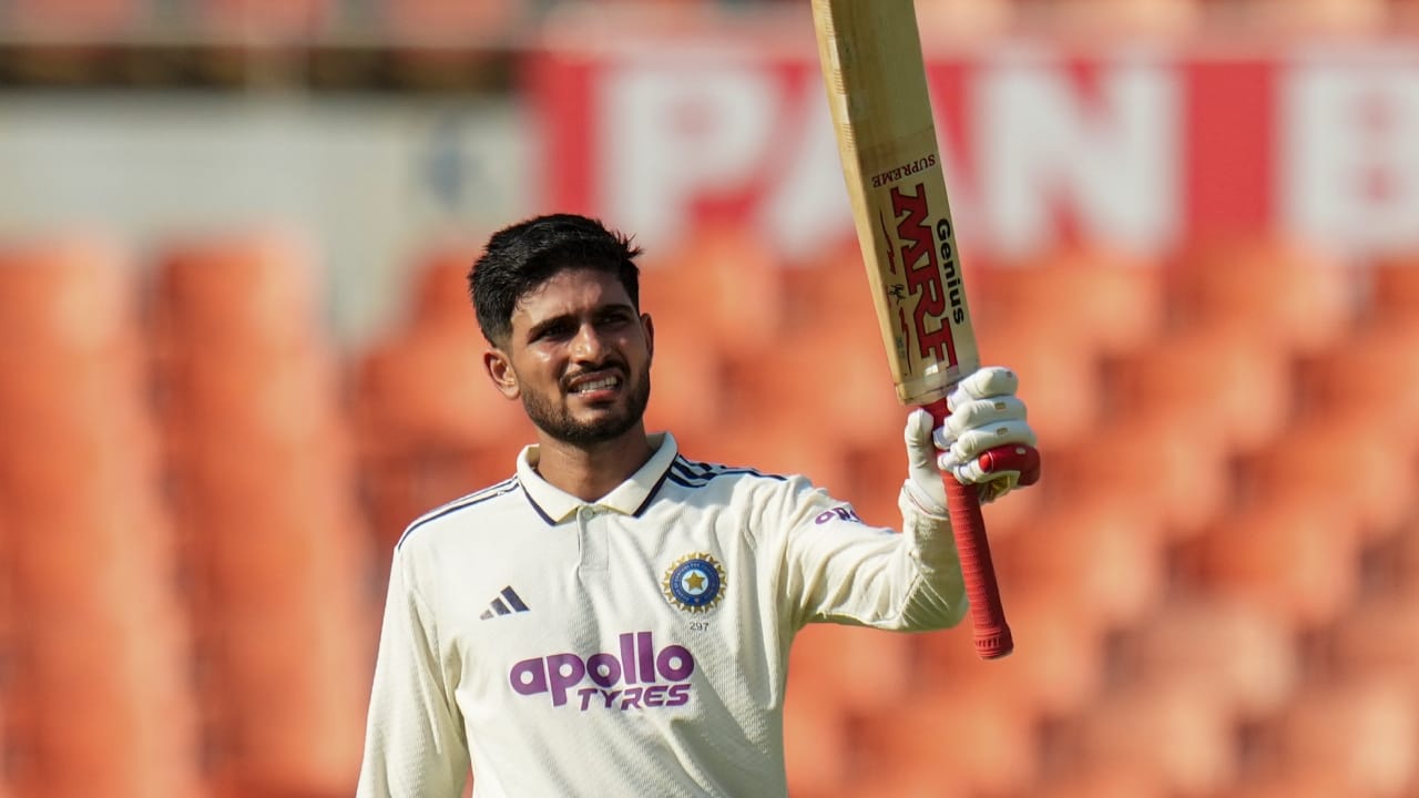 ಇನ್ನು ಟೆಸ್ಟ್ ಬ್ಯಾಟಿಂಗ್ ಶ್ರೇಯಾಂಕದ ಬಗ್ಗೆ ಹೇಳುವುದಾದರೆ, ಟಾಪ್ -10 ಬ್ಯಾಟ್ಸ್‌ಮನ್‌ಗಳಲ್ಲಿ ಕೇವಲ ಇಬ್ಬರು ಭಾರತೀಯರು ಮಾತ್ರ ಇದ್ದಾರೆ. ಭಾರತದ ನಾಯಕ ಶುಭ್​ಮನ್ ಗಿಲ್ ಪ್ರಸ್ತುತ 7 ನೇ ಸ್ಥಾನದಲ್ಲಿದ್ದರೆ, ಯಶಸ್ವಿ ಜೈಸ್ವಾಲ್ 9 ನೇ ಸ್ಥಾನದಲ್ಲಿದ್ದಾರೆ. ಗಿಲ್ ಪ್ರಸ್ತುತ 743 ರೇಟಿಂಗ್ ಪಾಯಿಂಟ್‌ಗಳನ್ನು ಹೊಂದಿದ್ದರೆ, ಯಶಸ್ವಿ 733 ರೇಟಿಂಗ್ ಪಾಯಿಂಟ್‌ಗಳನ್ನು ಹೊಂದಿದ್ದಾರೆ(PC-PTI).
