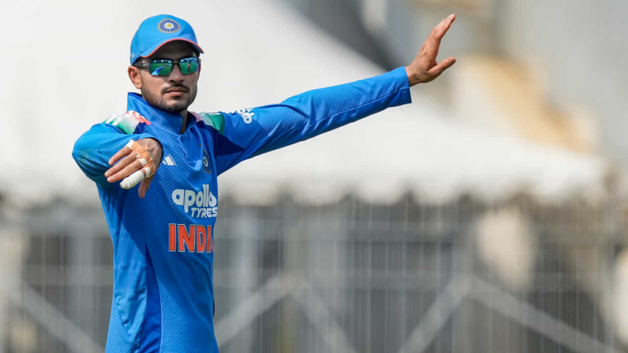 ಇಂಗ್ಲೆಂಡ್ ವಿರುದ್ಧದ ಏಕದಿನ ಸರಣಿಯನ್ನು ಟೀಂ ಇಂಡಿಯಾ 2-1 ಅಂತರದಿಂದ ಸೋತಿತು. ಅದಾಗ್ಯೂ ತಂಡದ ನಾಯಕ ಶುಭ್ಮನ್ ಗಿಲ್ ಇಡೀ ಸರಣಿಯಲ್ಲಿ ಉತ್ತಮ ಪ್ರದರ್ಶನ ನೀಡಿದರು. ಆಡಿದ ಮೂರು ಪಂದ್ಯಗಳಲ್ಲಿ ಗಿಲ್ ಎರಡು ಅರ್ಧಶತಕಗಳನ್ನು ಬಾರಿಸಿದರು. ಆದರೆ ಇದರ ಹೊರತಾಗಿಯೂ, ಶುಭ್ಮನ್ ಗಿಲ್ಗೆ ಏಕದಿನ ಕ್ರಿಕೆಟ್ನಲ್ಲಿ ನಂಬರ್ ಒನ್ ಪಟ್ಟ ಕೂದಲೆಳೆ ಅಂತರದಲ್ಲಿ ಕೈತಪ್ಪಿದೆ(PC-PTI).