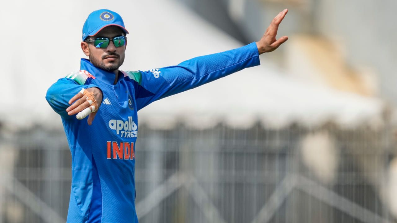 ಇಂಗ್ಲೆಂಡ್ ವಿರುದ್ಧದ ಏಕದಿನ ಸರಣಿಯನ್ನು ಟೀಂ ಇಂಡಿಯಾ 2-1 ಅಂತರದಿಂದ ಸೋತಿತು. ಅದಾಗ್ಯೂ ತಂಡದ ನಾಯಕ ಶುಭ್ಮನ್ ಗಿಲ್ ಇಡೀ ಸರಣಿಯಲ್ಲಿ ಉತ್ತಮ ಪ್ರದರ್ಶನ ನೀಡಿದರು. ಆಡಿದ ಮೂರು ಪಂದ್ಯಗಳಲ್ಲಿ ಗಿಲ್ ಎರಡು ಅರ್ಧಶತಕಗಳನ್ನು ಬಾರಿಸಿದರು. ಆದರೆ ಇದರ ಹೊರತಾಗಿಯೂ, ಶುಭ್ಮನ್ ಗಿಲ್ಗೆ ಏಕದಿನ ಕ್ರಿಕೆಟ್ನಲ್ಲಿ ನಂಬರ್ ಒನ್ ಪಟ್ಟ ಕೂದಲೆಳೆ ಅಂತರದಲ್ಲಿ ಕೈತಪ್ಪಿದೆ(PC-PTI).