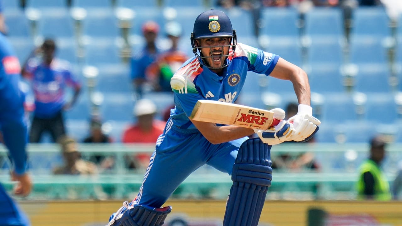  ಮತ್ತೊಂದೆಡೆ, ಎರಡನೇ ಸ್ಥಾನದಲ್ಲಿರುವ ಯುವ ನಾಯಕ ಶುಭ್​ಮನ್ ಗಿಲ್ ಈ ಸರಣಿಯಲ್ಲಿ ಒಂದು ಅಥವಾ ಎರಡು ಪಂದ್ಯ ಗೆಲ್ಲುವ ಇನ್ನಿಂಗ್ಸ್‌ಗಳನ್ನು ಆಡಿದರೆ, ಅವರು ಡ್ಯಾರಿಲ್ ಮಿಚೆಲ್ ಅವರನ್ನು ಸುಲಭವಾಗಿ ಹಿಂದಿಕ್ಕಿ ವಿಶ್ವದ ನಂಬರ್ ಒನ್ ಏಕದಿನ ಬ್ಯಾಟ್ಸ್‌ಮನ್ ಆಗಿ ಇತಿಹಾಸವನ್ನು ರಚಿಸಬಹುದು.