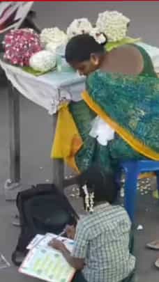 ರಸ್ತೆ ಬದಿ ಹೂವು ಮಾರುವ ತಾಯಿ ಬಳಿ ಕೂತು ಓದುವ ಹುಡುಗಿ!