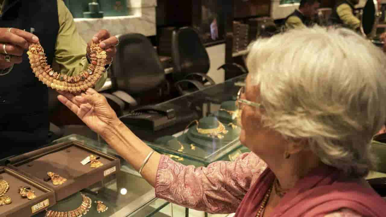 Gold Rate: ಚಿನ್ನದ ಬೆಲೆ ಸತತ ಇಳಿಕೆ; ಬೆಳ್ಳಿ ಬೆಲೆಯೂ ಭರ್ಜರಿ ಕುಸಿತ