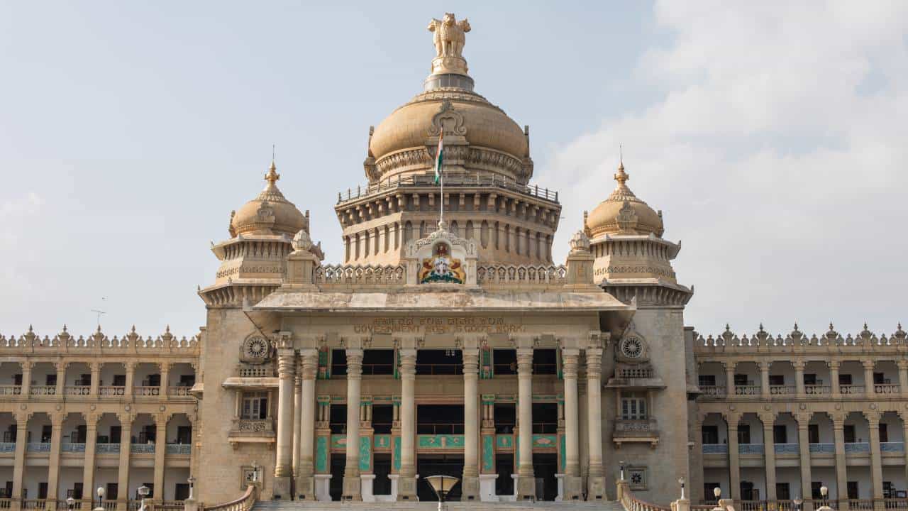 ವಿಧಾನಸೌಧ, ಸಚಿವಾಲಯಗಳಿಗೂ ತಟ್ಟಿದ ಬರಗಾಲದ ಬಿಸಿ: ನೀರು, ವಿದ್ಯುತ್ ಉಳಿತಾಯಕ್ಕೆ ಕಟ್ಟುನಿಟ್ಟಿನ ಸೂಚನೆ ವಿಧಾನಸೌಧ, ಸಚಿವಾಲಯಗಳಿಗೂ ತಟ್ಟಿದ ಬರಗಾಲದ ಬಿಸಿ: ನೀರು, ವಿದ್ಯುತ್ ಉಳಿತಾಯಕ್ಕೆ ಕಟ್ಟುನಿಟ್ಟಿನ ಸೂಚನೆ