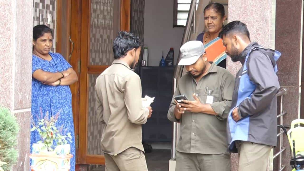 ಹುಬ್ಬಳ್ಳಿಯಲ್ಲಿ ಗೃಹಜ್ಯೋತಿ ಪುನರ್ ಪರಿಶೀಲನೆ ಆರಂಭ: ಹೆಸ್ಕಾಂ ಸಿಬ್ಬಂದಿ ಮನೆ-ಮನೆಗೆ ಭೇಟಿ ಹುಬ್ಬಳ್ಳಿಯಲ್ಲಿ ಗೃಹಜ್ಯೋತಿ ಪುನರ್ ಪರಿಶೀಲನೆ ಆರಂಭ: ಹೆಸ್ಕಾಂ ಸಿಬ್ಬಂದಿ ಮನೆ-ಮನೆಗೆ ಭೇಟಿ