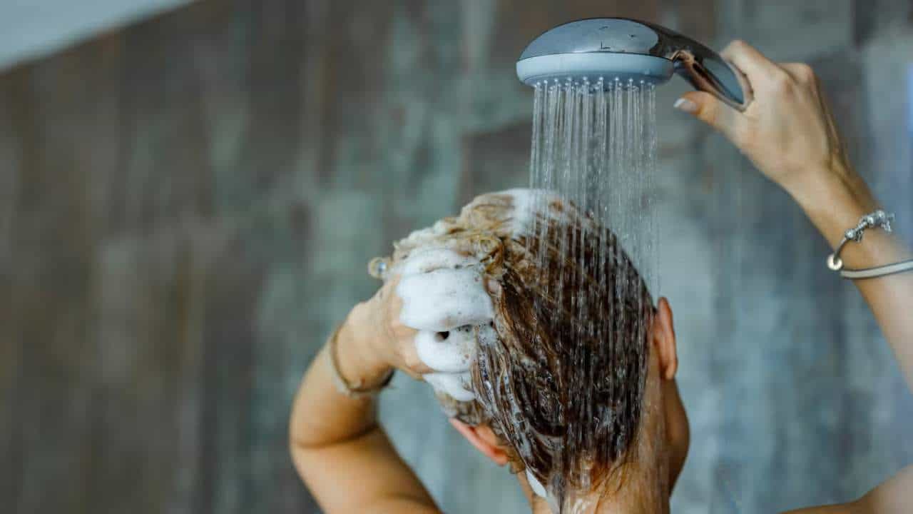 Hair Wash During Periods: ಪಿರಿಯಡ್ಸ್ ಸಮಯದಲ್ಲಿ ತಲೆಸ್ನಾನ ಮಾಡಿದರೆ ರಕ್ತಸ್ರಾವ ಹೆಚ್ಚಾಗುತ್ತದೆಯೇ? Hair Wash During Periods: ಪಿರಿಯಡ್ಸ್ ಸಮಯದಲ್ಲಿ ತಲೆಸ್ನಾನ ಮಾಡಿದರೆ ರಕ್ತಸ್ರಾವ ಹೆಚ್ಚಾಗುತ್ತದೆಯೇ?