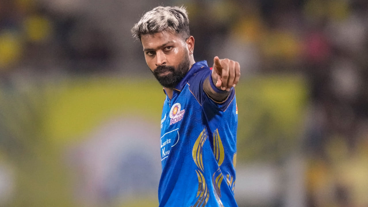 ಆರಂಭದಲ್ಲಿ ಕೇಳಿಬಂದ ಮಾಹಿತಿ ಪ್ರಕಾರ, ಹಾರ್ದಿಕ್ ಪಾಂಡ್ಯ ಖರೀದಿಗೆ ಕೆಕೆಆರ್ ಹಾಗೂ ರಾಜಸ್ಥಾನ್ ರಾಯಲ್ಸ್ ಫ್ರಾಂಚೈಸಿಗಳು ಒಲವು ತೋರಿವೆ ಎನ್ನಲಾಗುತ್ತಿದೆ. ಕಳೆದ ಕೆಲವು ದಿನಗಳಿಂದ ಈ ಎರಡು ತಂಡಗಳ ಜೊತೆಗೆ ಐದು ಬಾರಿಯ ಚಾಂಪಿಯನ್ ಚೆನ್ನೈ ಸೂಪರ್ ಕಿಂಗ್ಸ್ ಕೂಡ ಸೇರಿಕೊಂಡಿದೆ ಎಂದು ವರದಿಯಾಗಿತ್ತು. ಆದರೀಗ ಹಾರ್ದಿಕ್ ಪಾಂಡ್ಯ ಖರೀದಿಯ ಸುದ್ದಿಯ ಬಗ್ಗೆ ಸಿಎಸ್ಕೆ ಸಿಇಒ ಸ್ಪಷ್ಟನೇ ನೀಡುವ ಕೆಲಸ ಮಾಡಿದ್ದಾರೆ (PC-PTI).