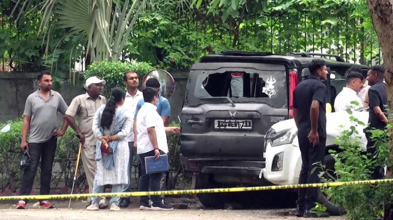 Haryana Shootout: ಗುರುಗ್ರಾಮ್ನಲ್ಲಿ ಉದ್ಯಮಿ ಬಂಗಲೆ ಮೇಲೆ ಗುಂಡಿನ ಸುರಿಮಳೆ! ಪೊಲೀಸರ ಕೌಂಟರ್ ಅಟ್ಯಾಕ್ಗೆ ನಾಲ್ವರು ಬಲಿ Haryana Shootout: ಗುರುಗ್ರಾಮ್ನಲ್ಲಿ ಉದ್ಯಮಿ ಬಂಗಲೆ ಮೇಲೆ ಗುಂಡಿನ ಸುರಿಮಳೆ! ಪೊಲೀಸರ ಕೌಂಟರ್ ಅಟ್ಯಾಕ್ಗೆ ನಾಲ್ವರು ಬಲಿ