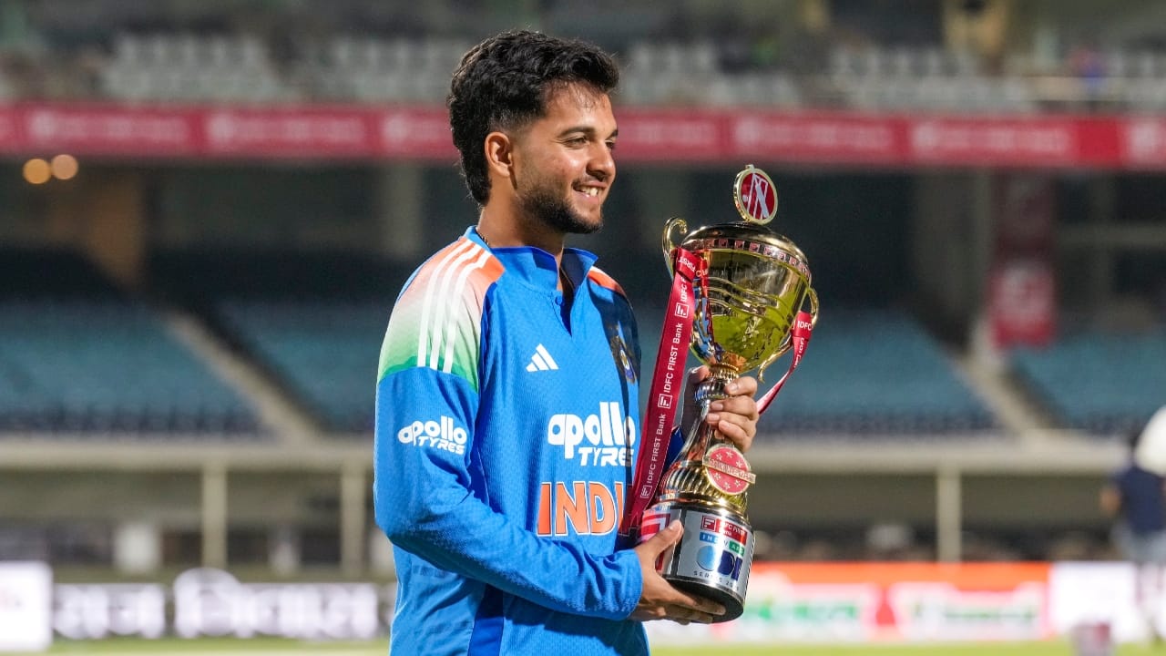 ಹರ್ಷ್ ದುಬೆ ಅಫ್ಘಾನಿಸ್ತಾನ ವಿರುದ್ಧ ಏಕದಿನ ಪಂದ್ಯಕ್ಕೆ ಪಾದಾರ್ಪಣೆ ಮಾಡಿದರು. ಆದರೆ ಆಡಿದ ಎರಡು ಪಂದ್ಯಗಳಲ್ಲಿ ಅವರಿಗೆ ಬ್ಯಾಟಿಂಗ್ ಮಾಡುವ ಅವಕಾಶ ಸಿಗಲಿಲ್ಲ. ಆದರೆ ಬೌಲಿಂಗ್ನಲ್ಲಿ ಉತ್ತಮ ಪ್ರದರ್ಶನ ನೀಡಿದ ಹರ್ಷ್ ನಾಲ್ಕು ವಿಕೆಟ್ಗಳನ್ನು ಕಬಳಿಸಿದರು(PC-PTI).