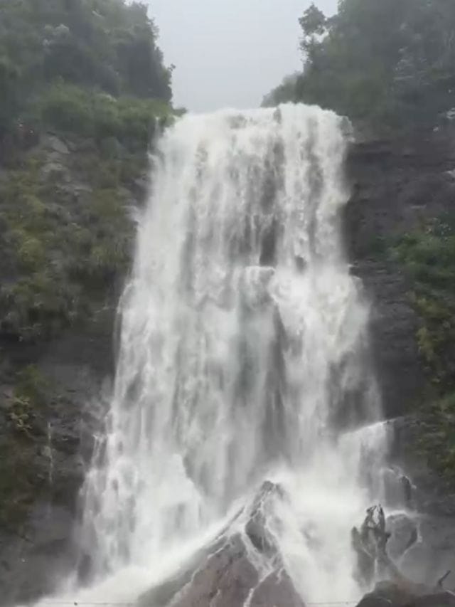 ಕಣ್ಮನ ಸೆಳೆಯುತ್ತಿದೆ ಕೆಮ್ಮಣ್ಣುಗುಂಡಿಯ ಹೆಬ್ಬೆ ಫಾಲ್ಸ್