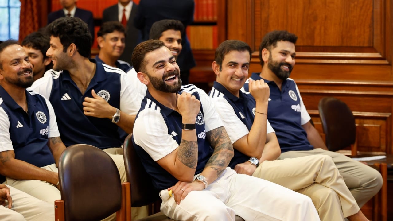 ಈ ಸಮಯದಲ್ಲಿ ಅತ್ಯಂತ ಆಶ್ಚರ್ಯಕರ ಘಟನೆಯೆಂದರೆ ಗೌತಮ್ ಗಂಭೀರ್ ಮತ್ತು ವಿರಾಟ್ ಕೊಹ್ಲಿ ನಡುವಿನ ಸಂಭಾಷಣೆ. ಇಬ್ಬರೂ ಗಹಗಹಿಸಿ ನಗುತ್ತಾ ಮಾತನಾಡುತ್ತಿರುವುದು ಕಂಡುಬಂದಿತು. ಹಾಗೆಯೇ ರೋಹಿತ್ ಮತ್ತು ಗಿಲ್ ಕೂಡ ಅವರೊಂದಿಗೆ ಕುಳಿತಿರುವುದು ಕಂಡುಬಂದಿತು. ಗಂಭೀರ್ ಮತ್ತು ವಿರಾಟ್ ಅವರ ಈ ಫೋಟೋ ಈಗ ಅವರ ನಡುವೆ ಎಲ್ಲವೂ ಚೆನ್ನಾಗಿದೆ ಎಂಬುದನ್ನು ಸೂಚಿಸುತ್ತಿದೆ(PC-BCCI).