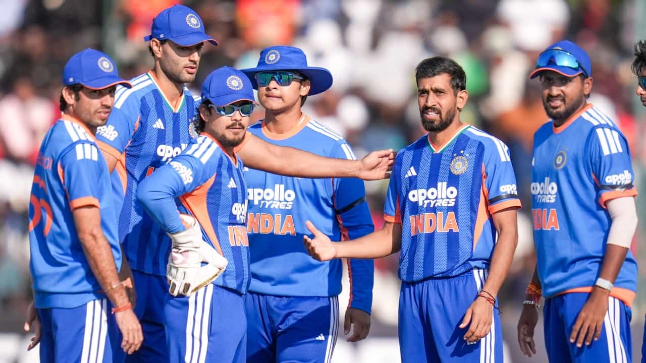 ಕಳೆದ 50 ದಿನಗಳಲ್ಲಿ ಟೀಂ ಇಂಡಿಯಾ ಪರ ಮೂರು ಮಾದರಿಗಳಲ್ಲಿ ಒಟ್ಟು 8 ಆಟಗಾರರು ಅಂತರರಾಷ್ಟ್ರೀಯ ಕ್ರಿಕೆಟ್ಗೆ ಪಾದಾರ್ಪಣೆ ಮಾಡಿದ್ದಾರೆ. ಟೆಸ್ಟ್ನಲ್ಲಿ ಒಬ್ಬರು, ಏಕದಿನದಲ್ಲಿ ಮೂವರು ಮತ್ತು ಟಿ20ಕ್ರಿಕೆಟ್ನಲ್ಲಿ ಐವರು ಆಟಗಾರರು ಪಾದಾರ್ಪಣೆ ಮಾಡಿದ್ದಾರೆ. ಪ್ರಸ್ತುತ, ಜಿಂಬಾಬ್ವೆ ವಿರುದ್ಧದ ಸರಣಿಯಲ್ಲಿ ಇಬ್ಬರು ಆಟಗಾರರು ಪಾದಾರ್ಪಣೆ ಮಾಡಿದ್ದಾರೆ. ಹಾಗಿದ್ದರೆ ಈ 8 ಆಟಗಾರರ ಪ್ರದರ್ಶನ ಹೇಗಿದೆ ಎಂಬುದನ್ನು ನೋಡುವುದಾದರೆ(PC-BCCI)..