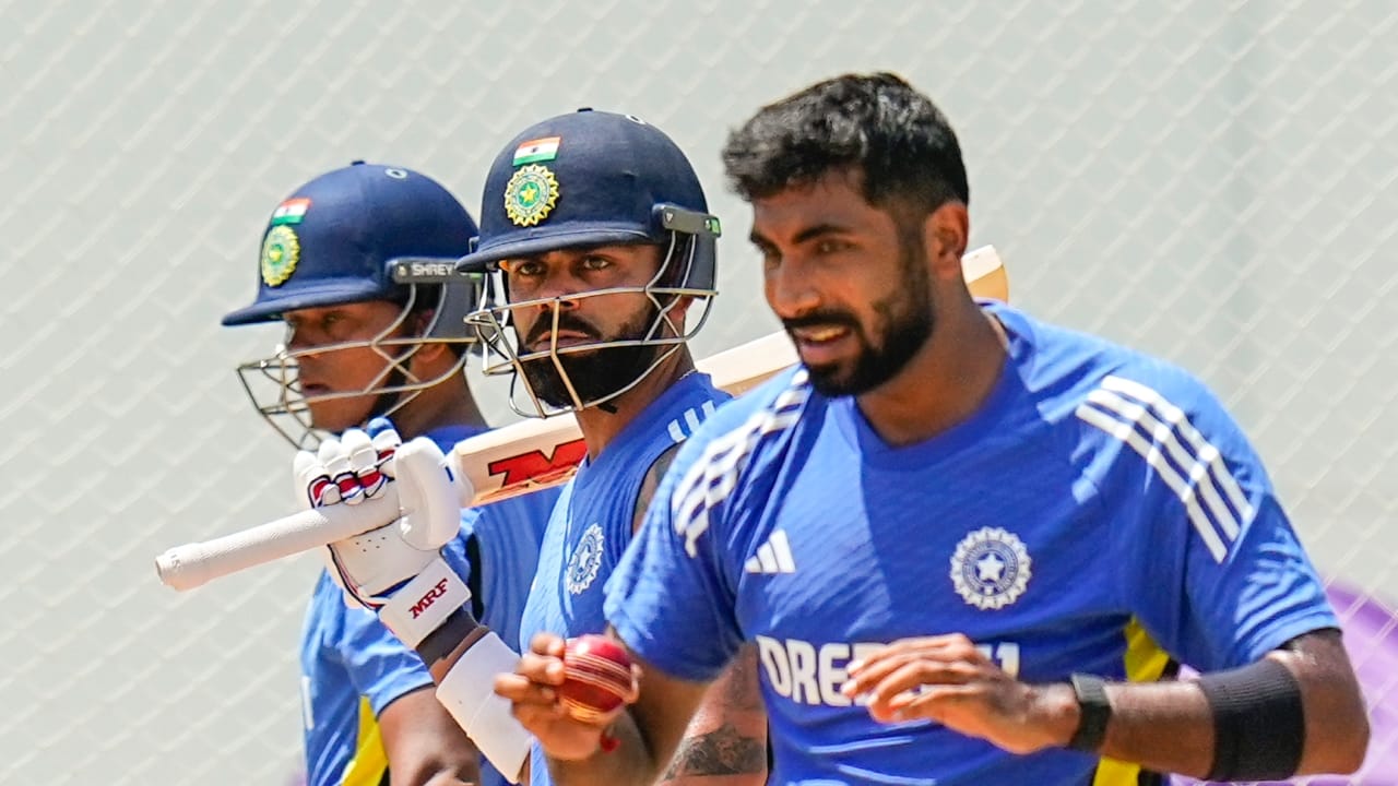 ಇಂಗ್ಲೆಂಡ್ ವಿರುದ್ಧದ ಈ ಏಕದಿನ ಸರಣಿಗೆ 15 ಸದಸ್ಯರ ಭಾರತ ಏಕದಿನ ತಂಡವನ್ನು ಪ್ರಕಟಿಸಲಾಗಿದೆ. ಈ ತಂಡದ ನಾಯಕತ್ವ ಎಂದಿನಂತೆ ಶುಭ್ಮನ್ ಗಿಲ್ ಕೈಯಲಿದೆ. ಉಳಿದಂತೆ ಈ ತಂಡದಲ್ಲಿ ಅನುಭವಿಗಳಾದ ರೋಹಿತ್ ಶರ್ಮಾ, ವಿರಾಟ್ ಕೊಹ್ಲಿ ಹಾಗೂ ಜಸ್ಪ್ರೀತ್ ಬುಮ್ರಾ ಬರೋಬ್ಬರಿ 967 ದಿನಗಳ ನಂತರ ಅಂದರೆ 32 ತಿಂಗಳುಗಳ ನಂತರ ಒಟ್ಟಿಗೆ ಆಡಲಿದ್ದಾರೆ (PC-PTI).