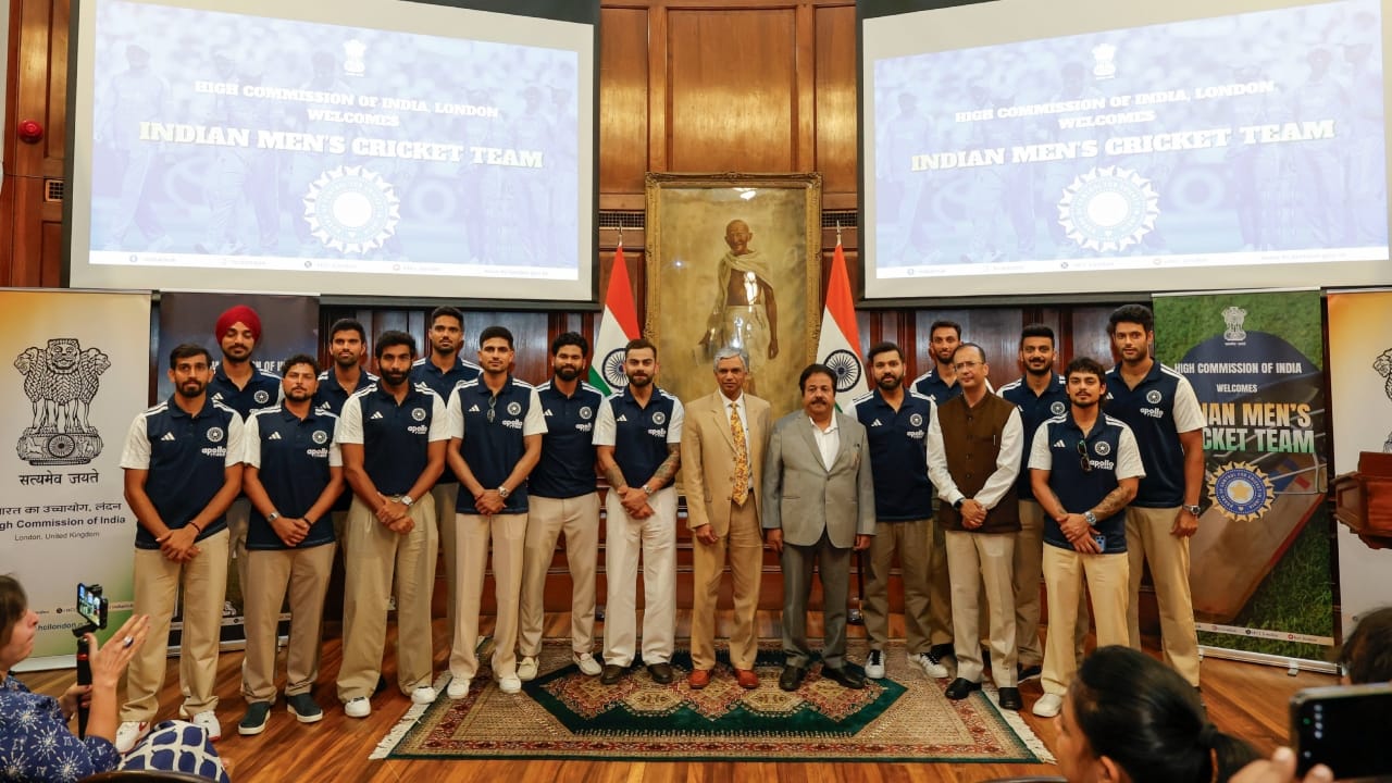 ಭಾರತೀಯ ರಾಯಭಾರ ಕಚೇರಿಯಲ್ಲಿ ಟೀಂ ಇಂಡಿಯಾ ಆಟಗಾರರೊಂದಿಗೆ ಗ್ರೂಪ್ ಫೋಟೋ ತೆಗೆದುಕೊಳ್ಳಲಾಯಿತು. ಯುಕೆಯಲ್ಲಿರುವ ಭಾರತೀಯ ರಾಯಭಾರಿ ಕುಮಾರನ್ ಪೆರಿಯಸಾಮಿ ಅವರೊಂದಿಗೆ ಟೀಂ ಇಂಡಿಯಾ ಪೋಸ್ ನೀಡಿತು. ಈ ಸಮಾರಂಭದಲ್ಲಿ ಬಿಸಿಸಿಐ ಉಪಾಧ್ಯಕ್ಷ ರಾಜೀವ್ ಶುಕ್ಲಾ ಕೂಡ ಭಾಗಿಯಾಗಿದ್ದರು(PC-BCCI).