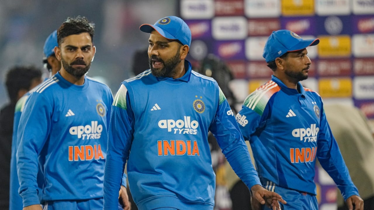 ಭಾರತ ಮತ್ತು ಇಂಗ್ಲೆಂಡ್ ನಡುವೆ ಮೂರು ಪಂದ್ಯಗಳ ಏಕದಿನ ಸರಣಿ ಇದೇ ಜುಲೈ 14 ರಿಂದ ಆರಂಭವಾಗಲಿದೆ. ಸರಣಿಯ ಮೊದಲ ಪಂದ್ಯಕ್ಕೆ ಬರ್ಮಿಂಗ್ಹ್ಯಾಮ್ನ ಎಡ್ಜ್ಬಾಸ್ಟನ್ ಮೈದಾನ ಆತಿಥ್ಯವಹಿಸುತ್ತಿದೆ. ಈ ಪಂದ್ಯದೊಂದಿಗೆ ಟೀಂ ಇಂಡಿಯಾದ ಹಲವು ದಿಗ್ಗಜ ಆಟಗಾರರು ಏಕದಿನ ಕ್ರಿಕೆಟ್ಗೆ ಮರಳುತ್ತಿದ್ದಾರೆ. ವಿಶೇಷವೆಂದರೆ ಟೀಂ ಇಂಡಿಯಾದ ಈ ಮೂವರು ಅನುಭವಿ ಆಟಗಾರರು ಒಟ್ಟಿಗೆ ಆಡಿ 2ವರ್ಷಕ್ಕೂ ಹೆಚ್ಚು ಸಮಯವಾಗಿತ್ತು. ಇದೀಗ ಈ ಮೂವರು ಒಟ್ಟಿಗೆ ಆಡುವುದನ್ನು ಕಾಣಬಹುದಾಗಿದೆ (PC-PTI).