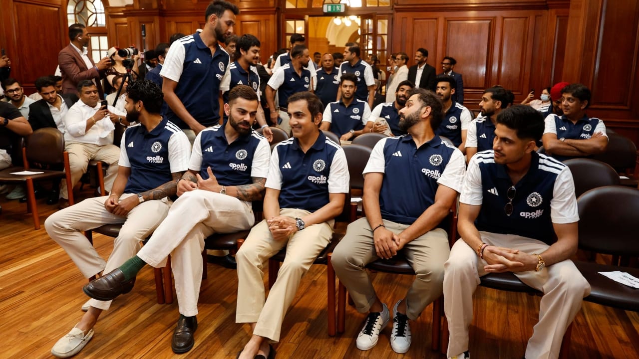 ಆದರೀಗ ಆ ಎಲ್ಲಾ ಊಹಾಪೋಹಗಳಿಗೆ ಇವರಿಬ್ಬರು ತೆರೆ ಎಳೆದಿದ್ದಾರೆ. ವಾಸ್ತವವಾಗಿ ಟೀಂ ಇಂಡಿಯಾದ ಇಂಗ್ಲೆಂಡ್ ಪ್ರವಾಸ ಮುಗಿಯುವುದಕ್ಕೂ ಮುನ್ನ ಇಡೀ ತಂಡ ಲಂಡನ್ನಲ್ಲಿರುವ ಭಾರತೀಯ ರಾಯಭಾರ ಕಚೇರಿಗೆ ಭೇಟಿ ನೀಡಿತ್ತು. ಲಂಡನ್ನಲ್ಲಿರುವ ಭಾರತೀಯ ರಾಯಭಾರಿ ಕುಮಾರನ್ ಪೆರಿಯಸಾಮಿ ಅವರು ಭಾರತೀಯ ತಂಡವನ್ನು ಸ್ವಾಗತಿಸಿ ಗೌರವಿಸಿದರು(PC-BCCI).