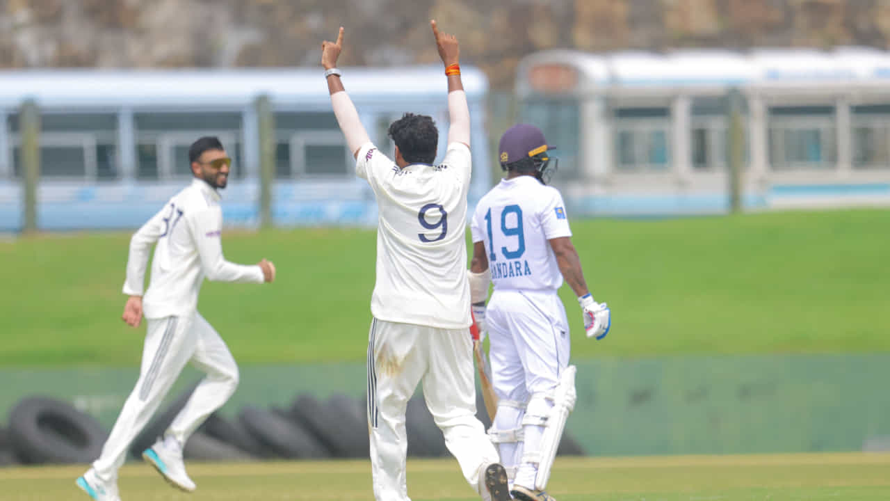 IND A vs SL A: 2ನೇ ಅನಧಿಕೃತ ಟೆಸ್ಟ್; ಉಭಯ ತಂಡಗಳಿಗೆ ಮೊದಲ ದಿನದ ಗೌರವ IND A vs SL A: 2ನೇ ಅನಧಿಕೃತ ಟೆಸ್ಟ್; ಉಭಯ ತಂಡಗಳಿಗೆ ಮೊದಲ ದಿನದ ಗೌರವ