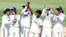 5 ವಿಕೆಟ್ ಉರುಳಿಸಿದ ಕ್ರಾಂತಿ; ಭಾರತಕ್ಕೆ 115 ರನ್​ಗಳ ಮುನ್ನಡೆ