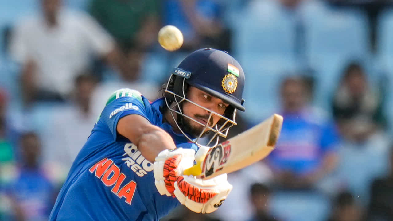 ಐಸಿಸಿ ಬಿಡುಗಡೆ ಮಾಡಿದ ಇತ್ತೀಚಿನ ಟಿ20 ಬ್ಯಾಟ್ಸ್ಮನ್ಗಳ ಶ್ರೇಯಾಂಕದಲ್ಲಿ ದೊಡ್ಡ ಬದಲಾವಣೆಯಾಗಿದೆ. ಇದರಲ್ಲಿ ಟೀಂ ಇಂಡಿಯಾದ ಡ್ಯಾಶಿಂಗ್ ವಿಕೆಟ್ ಕೀಪರ್-ಬ್ಯಾಟ್ಸ್ಮನ್ ಇಶಾನ್ ಕಿಶನ್ ಹೊಸ ಇತಿಹಾಸ ಸೃಷ್ಟಿಸಿದ್ದಾರೆ. ಕಳೆದ ಒಂದು ವರ್ಷದಿಂದ ನಿರಂತರವಾಗಿ ವಿಶ್ವದ ನಂಬರ್-1 ಸ್ಥಾನದಲ್ಲಿದ್ದ ತಂಡದ ಸಹ ಆಟಗಾರ ಅಭಿಷೇಕ್ ಶರ್ಮಾಗೆ ಇಶಾನ್ ಕಿಶನ್ ಅನಿರೀಕ್ಷಿತ ಆಘಾತ ನೀಡಿದ್ದಾರೆ (PC-PTI).