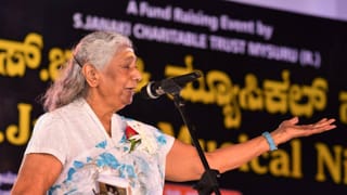 ಶಾಶ್ವತವಾಗಿ ಹಾಡು ನಿಲ್ಲಿಸಿದ ಕನ್ನಡಿಗರ ಹೆಮ್ಮೆಯ ಗಾನ ಕೋಗಿಲೆ ‘ಎಸ್‌ ಜಾನಕಮ್ಮ’: ಇಲ್ಲಿವೆ ಫೋಟೋಸ್​​