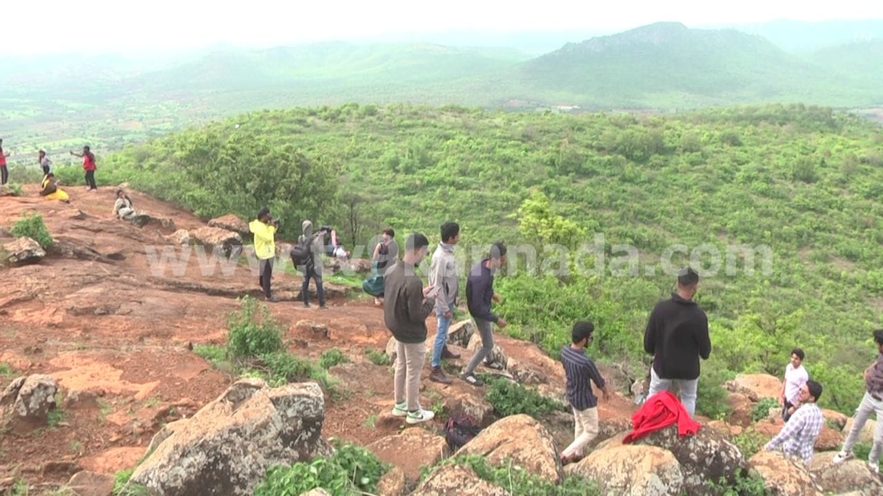 ಜೋಗಿಮಟ್ಟಿ ಎಲ್ಲಿದೆ?: ಚಿತ್ರದುರ್ಗ ನಗರದಿಂದ ಕೇವಲ 10 ರಿಂದ 12 ಕಿಲೋಮೀಟರ್ ದೂರದಲ್ಲಿರುವ ಜೋಗಿಮಟ್ಟಿ ವನ್ಯಧಾಮಕ್ಕೆ ಪ್ರತಿದಿನ ಸಾವಿರಾರು ಮಂದಿ ಭೇಟಿ ನೀಡುತ್ತಿರುವ ಹಿನ್ನೆಲೆಯಲ್ಲಿ ವಾರಾಂತ್ಯದಲ್ಲಿ ವಾಹನ ದಟ್ಟಣೆಯೂ ಹೆಚ್ಚುತ್ತಿದೆ. ಬರಗಾಲದ ನಡುವೆಯೂ ತನ್ನ ವಿಶಿಷ್ಟ ಪ್ರಕೃತಿ ಸೌಂದರ್ಯದಿಂದ ಜೋಗಿಮಟ್ಟಿ ಇದೀಗ ಪ್ರವಾಸಿಗರ ನೆಚ್ಚಿನ ತಾಣವಾಗಿ ಹೊರಹೊಮ್ಮಿದೆ.
