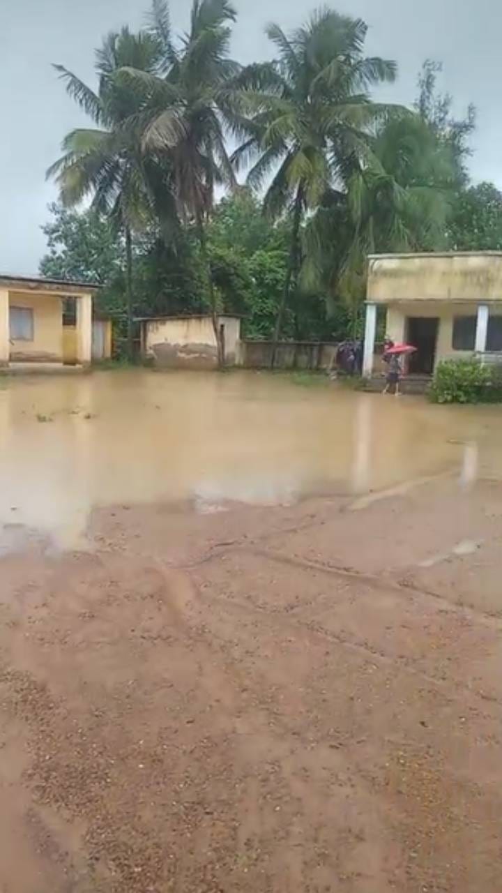 ಶಾಲಾ ಆವರಣಕ್ಕೆ ನುಗ್ಗಿದ ಮಳೆ ನೀರು: ಮಕ್ಕಳು ಪರದಾಟ