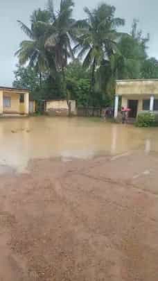 ಶಾಲಾ ಆವರಣಕ್ಕೆ ನುಗ್ಗಿದ ಮಳೆ ನೀರು: ಮಕ್ಕಳು ಪರದಾಟ