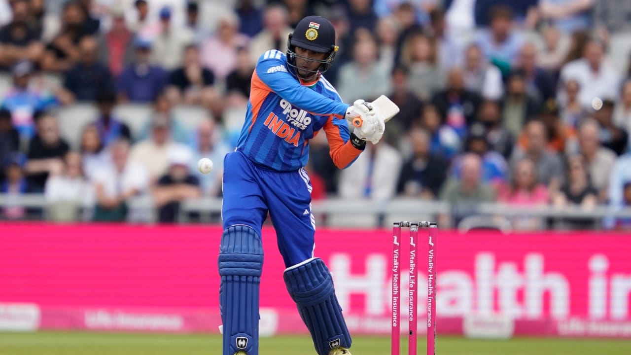 ಆದಾಗ್ಯೂ ಅಭಿಷೇಕ್ ಶರ್ಮಾ 931 ರೇಟಿಂಗ್ ಪಾಯಿಂಟ್ಗಳೊಂದಿಗೆ ಟಿ20 ಶ್ರೇಯಾಂಕದಲ್ಲಿ ಅತಿ ಹೆಚ್ಚು ರೇಟಿಂಗ್ ಪಾಯಿಂಟ್ ಪಡೆದಿರುವ ಆಟಗಾರನೆನಿಸಿಕೊಂಡಿದ್ದಾರೆ. ಅಭಿಷೇಕ್ ಶರ್ಮಾ ಸುಮಾರು 11 ತಿಂಗಳುಗಳ ಕಾಲ ಅಂತರರಾಷ್ಟ್ರೀಯ ಟಿ20 ಬ್ಯಾಟಿಂಗ್ ಶ್ರೇಯಾಂಕದಲ್ಲಿ ನಂಬರ್ 1 ಸ್ಥಾನವನ್ನು ಹೊಂದಿದ್ದರು. ಕಳೆದ ವರ್ಷ ಜುಲೈನಲ್ಲಿ ಅಭಿಷೇಕ್ ಅಗ್ರಸ್ಥಾನಕ್ಕೇರಿದ್ದರು(PC-PTI).