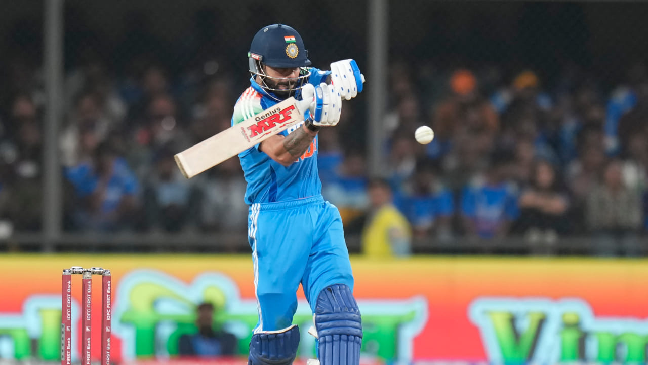 ವಾಸ್ತವವಾಗಿ ಐಪಿಎಲ್ 2026 ರ ಫೈನಲ್ ಪಂದ್ಯದ ವೇಳೆ ಕೊಹ್ಲಿ ಗಾಯಕ್ಕೆ ತುತ್ತಾಗಿದ್ದರು. ಅಂದಿನಿಂದ ಕೊಹ್ಲಿ ಕ್ರಿಕೆಟ್ನಿಂದ ದೂರ ಉಳಿದು ಚೇತರಿಕೆಯ ಹಾದಿಯಲ್ಲಿದ್ದರು. ಇದೀಗ ಸಂಪೂರ್ಣವಾಗಿ ಚೇತರಿಸಿಕೊಂಡಿರುವ ಕೊಹ್ಲಿ ಇಂಗ್ಲೆಂಡ್ ವಿರುದ್ಧ ಅಬ್ಬರಿಸಿ ಒಂದಲ್ಲ, ಎರಡಲ್ಲ ಬರೋಬ್ಬರಿ ಏಳು ದಾಖಲೆಗಳನ್ನು ಮುರಿಯುವ ಇರಾದೆಯಲ್ಲಿದ್ದಾರೆ(PC-PTI).